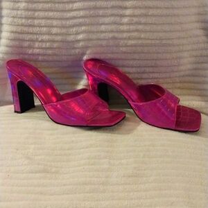 Chinese Laundry size 9 sandal in iridescent magenta croc print